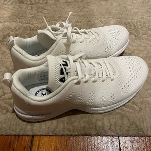 NWOT Athletic Propulsion Labs TECHLOOM PRO M sneakers, never worn, size 8